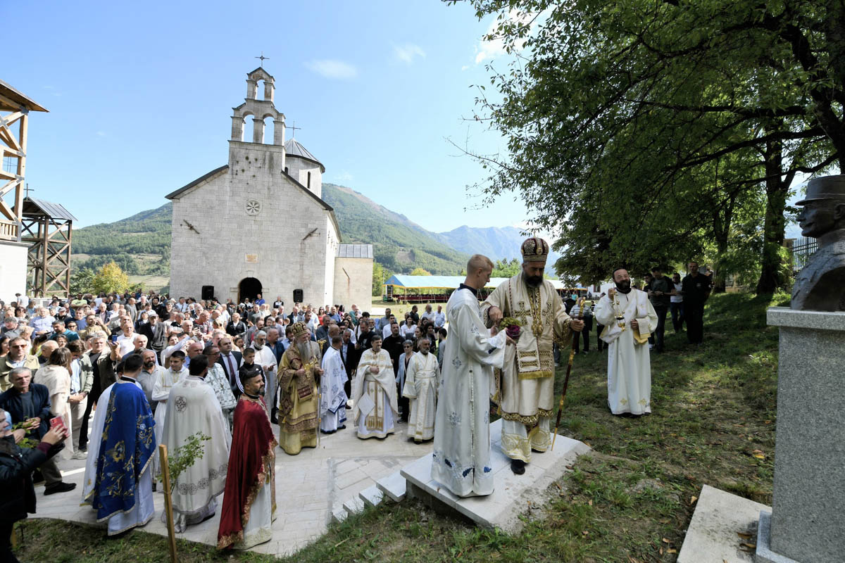 Литургијско сабрање у Андријевици: Митрополит Јоаникије и Епископ Методије служили Литургију, освештали нови звоник и бисту војводи Петру Бојовићу