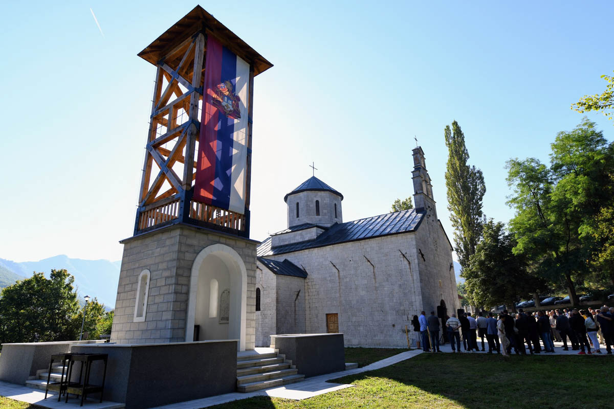 Литургијско сабрање у Андријевици: Митрополит Јоаникије и Епископ Методије служили Литургију, освештали нови звоник и бисту војводи Петру Бојовићу