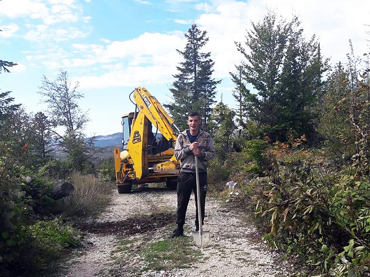 Одрађена још једна акција на поправци пута према манастиру Сомина