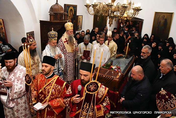 Заупокојена архијерејска литургија у Цетињском манастиру поводом упокојења Митрополита Амфилохија