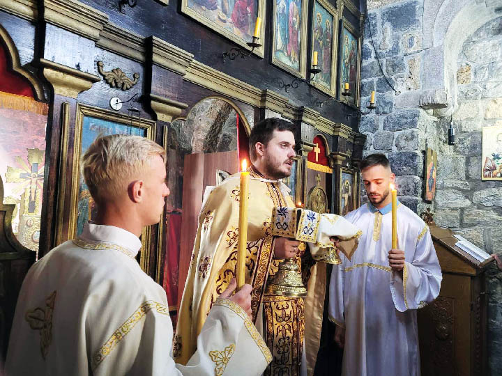 Литургија у цркви Светих апостола Петра и Павла у Бијелом Пољу