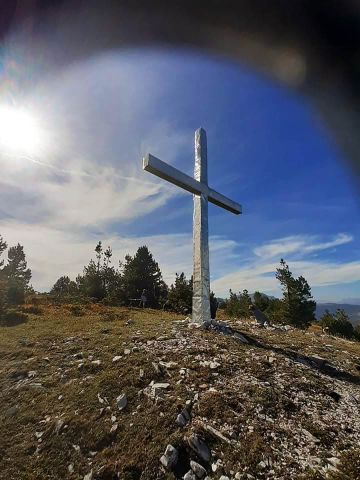 На планини Зелетин освештан крст