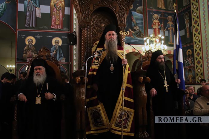 Владика Јоаникије у свечаној литији са иконом Пресвете Богородице Тројеручице