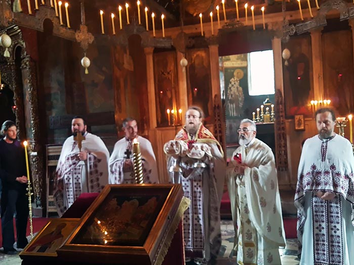 Литургијско сабрање у Високим Дечанима