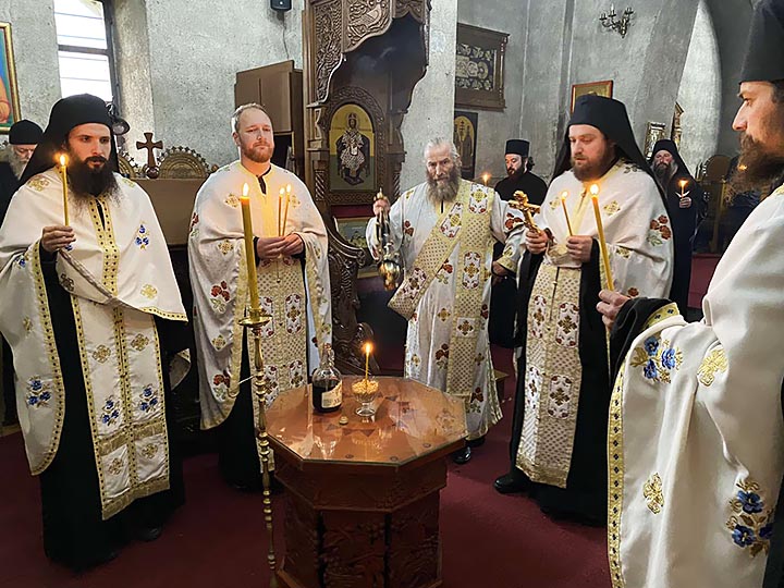 Помен новопрестављеном Патријарху Иринеју у Ђурђевим Ступовима 