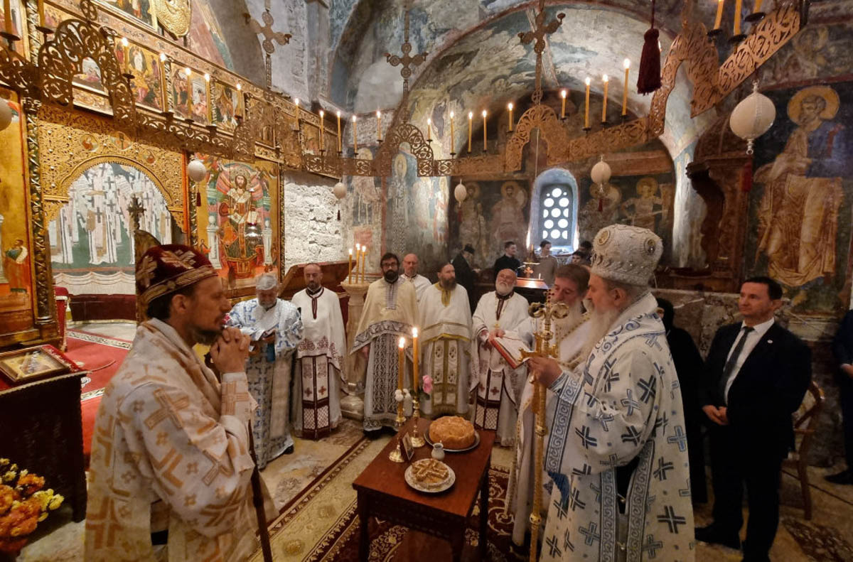 Владике Димитрије и Теодосије служили литургију у Пећкој патријаршији – Граду Требињу указана част да буде домаћин славе