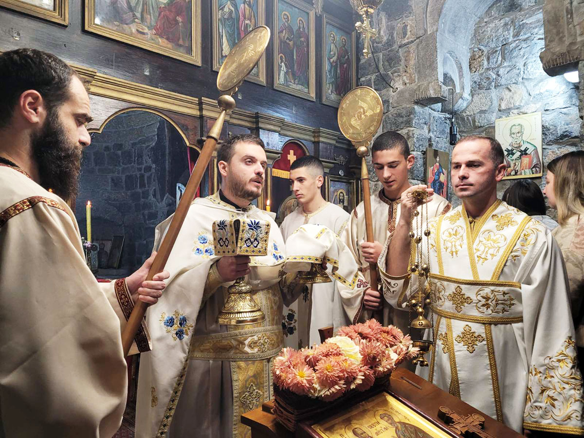 Литургија у цркви Светих Апостола Петра и Павла у Бијелом Пољу