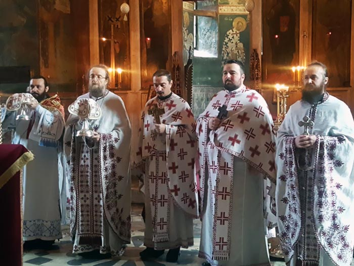 Литургија у манастиру Високи Дечани