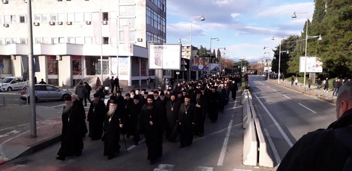 Митрополит Амфилохије и Владике Јоаникије и Методије са свештенством и монаштвом кренули пред Скупштину