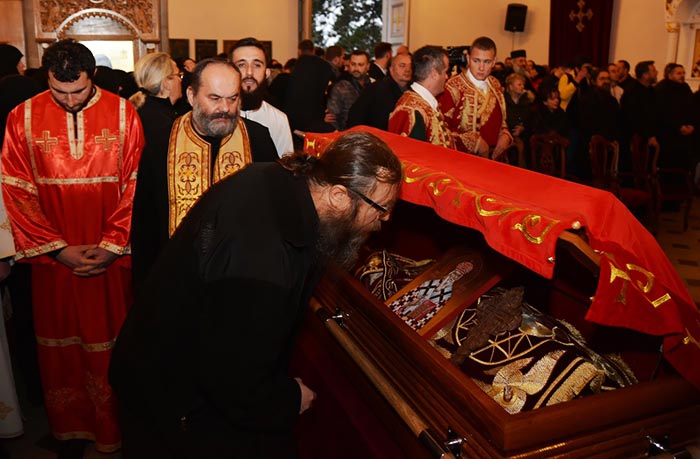 Мошти Светога Василија Острошког остају вечерас у Никшићу, поклонило им се 20 000 вјерника