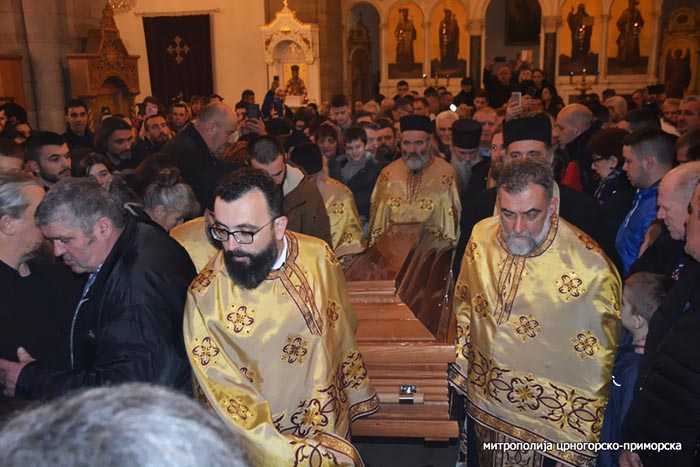 Свети Василије Острошки се из Никшића вратио у Острог (ФОТО)