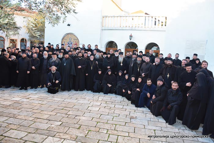 Свештенство и монаштво Митрополије: Премијер Марковић неправедно прозива нашег Митрополита, сваки напад на полицију сматрамо за подметачину Цркви