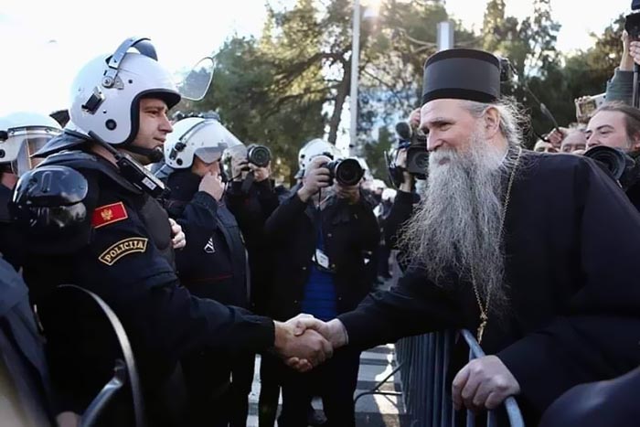 Полиција онемогућила служење молебана за спасење и мир у свијету