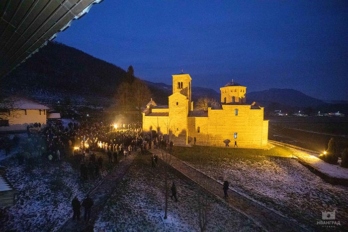 Након величанствене молитвене литије, у манастиру Ђурђеви Ступови служен Молебан