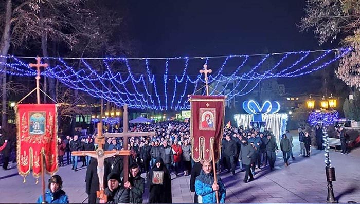 Хиљаде младих прирпеме за Нову годину замијенили Литијом