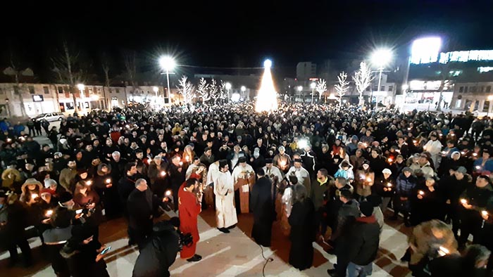 Величанствена литија: Хиљаде вјерника у молитвеној шетњи у Никшићу