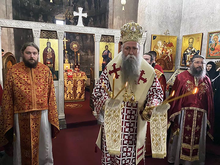 Владика Јоаникије богослужио у манастиру Ђурђеви Ступови