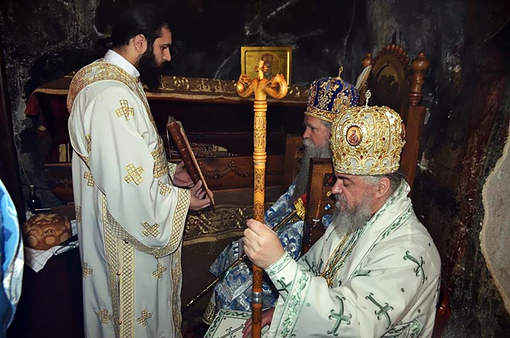 Епископи Јоаникије и Кирило богослужили у Горњем Острогу