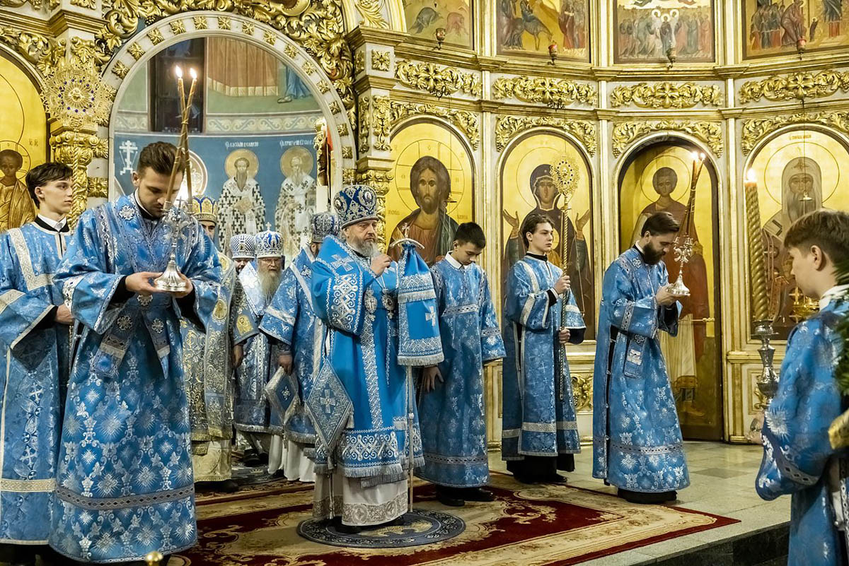 Епископ Методије на свеноћном бденију уочи престоног празника саборног храма Кузбаса