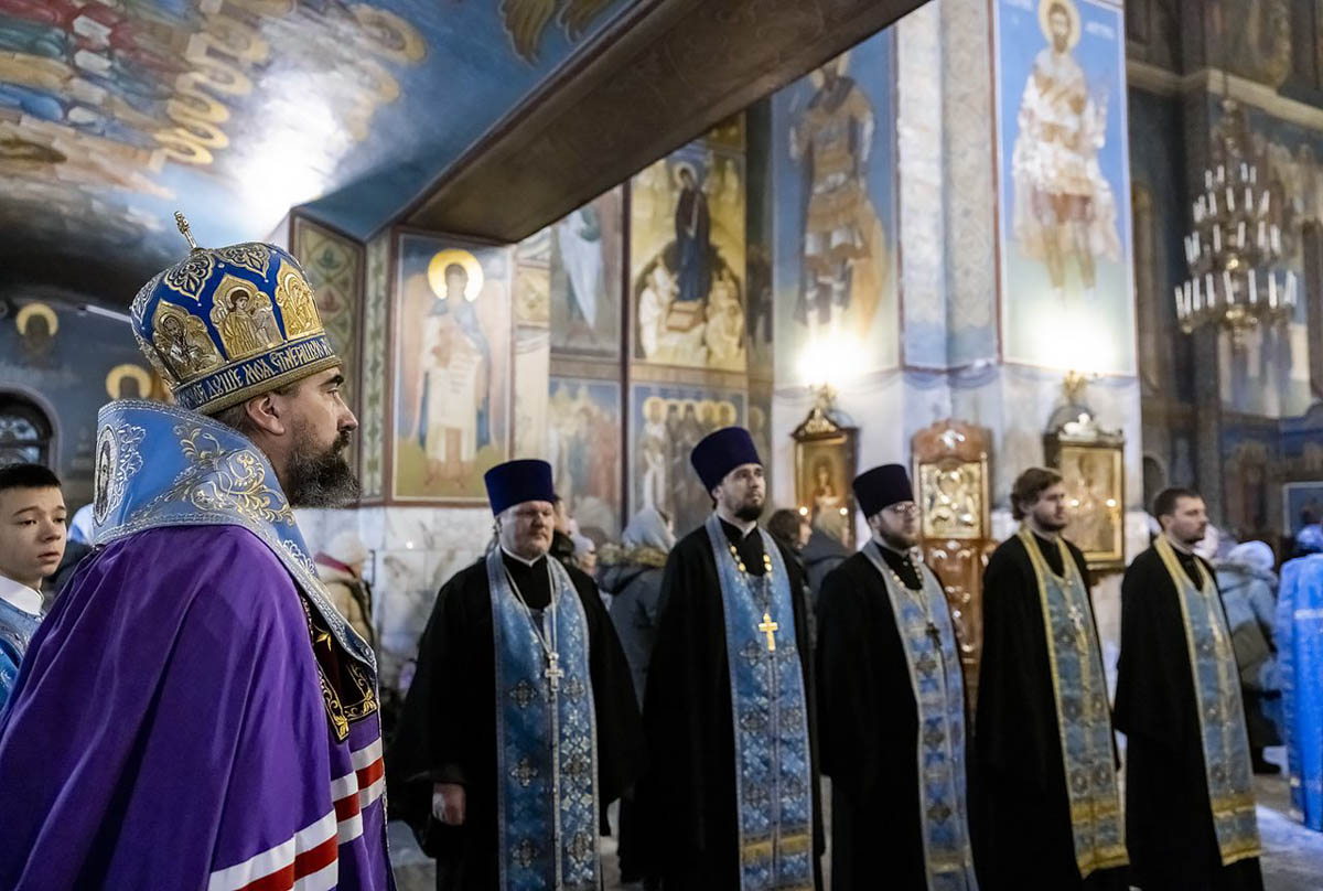 Епископ Методије на свеноћном бденију уочи престоног празника саборног храма Кузбаса