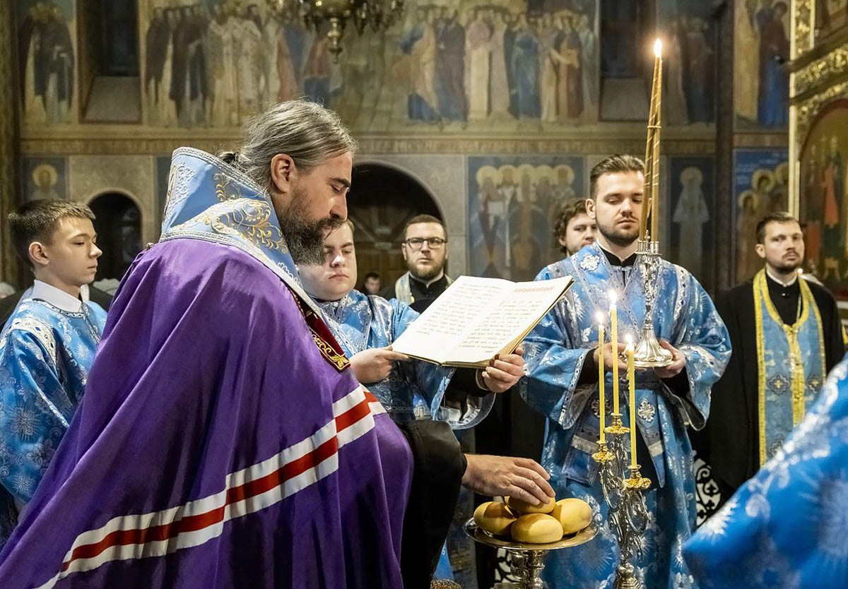 Епископ Методије на свеноћном бденију уочи престоног празника саборног храма Кузбаса