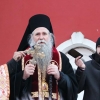 Епископ Јоаникије благосиљао бадњаке пред Саборним храмом у Мојковцу