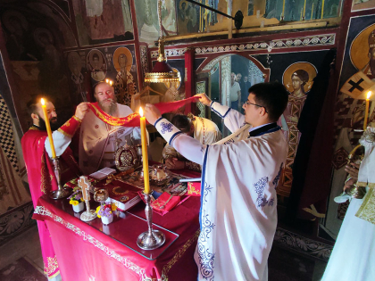 Света Архијерејска Литургија у манастиру Подмалинско