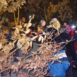 Налагање бадњака у Бијелом пољу испред цркве Светих апостола Петра и Павла