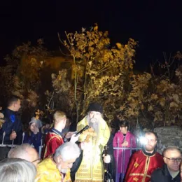 Налагање бадњака у Бијелом пољу испред цркве Светих апостола Петра и Павла