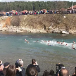 Богојављенско пливање у Беранама - до крста први Никола Кнежевић