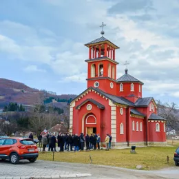 Епископ Јоаникије на Сабор Пресвете Богородице служио Литургију у Мојковцу