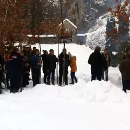 Света Литургија и налагање бадњака у Калудри