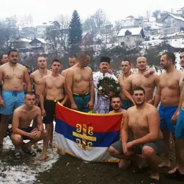 Милош први допливао до Крста