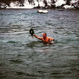 Милош први допливао до Крста