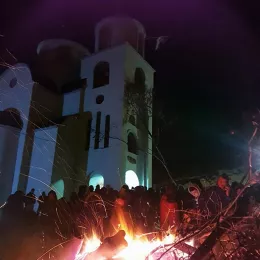 Налагање бадњака и поноћна Литургија у Мурину
