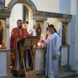 Налагање бадњака и поноћна Литургија у Трепчи