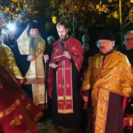 Епископ Јоаникије освештао бадњаке пред Саборним храмом у Бијелом Пољу