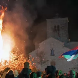 Да се мирбожамо, једни друге загрлимо, опростимо неспоразуме у име Рођења Христовог