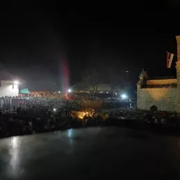 Да се мирбожамо, једни друге загрлимо, опростимо неспоразуме у име Рођења Христовог