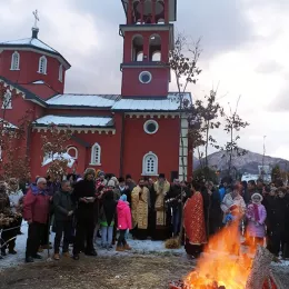 Традиционално налагање бадњака пред Саборним храмом у Мојковцу