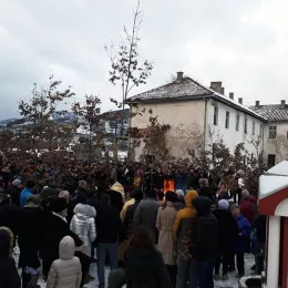 Традиционално налагање бадњака пред Саборним храмом у Мојковцу