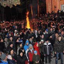 Свечано налагање бадњака испред Саборног храма у Никшићу