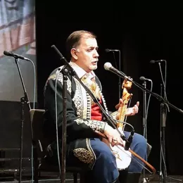 Творац симфоније између Цркве и државе