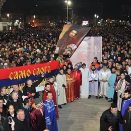 Крстовданска литија у Никшићу: Човјек, вјера, истина и ријеч се не дају везати