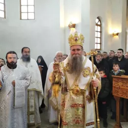 Епископ Јоаникије на Јовањдан служио у Сутивану