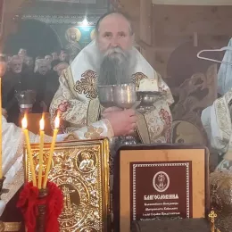 Владика Јоаникије на Мојковцу: Мојковачки јунаци су проливали своју крв за Богомладенца Христа, за Крст Часни и слободу златну