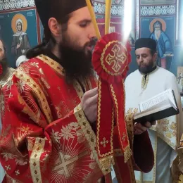 Владика Јоаникије на Мојковцу: Мојковачки јунаци су проливали своју крв за Богомладенца Христа, за Крст Часни и слободу златну