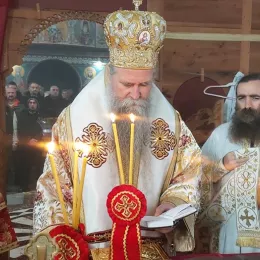 Владика Јоаникије на Мојковцу: Мојковачки јунаци су проливали своју крв за Богомладенца Христа, за Крст Часни и слободу златну