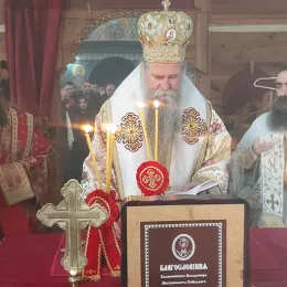 Владика Јоаникије на Мојковцу: Мојковачки јунаци су проливали своју крв за Богомладенца Христа, за Крст Часни и слободу златну