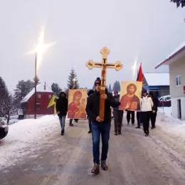 Уз Божићне хладне дане Дурмиторци Цркву бране